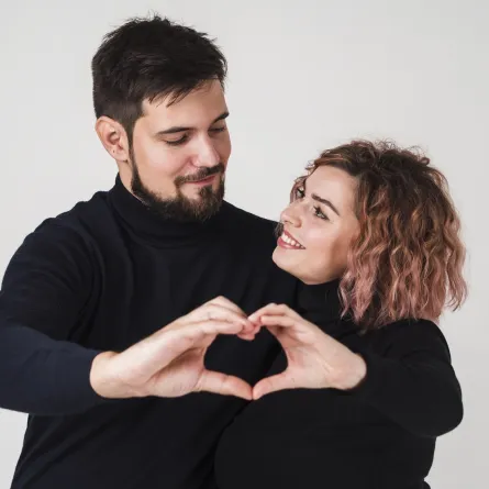 زوجان سعيدان بعلاقتهما 