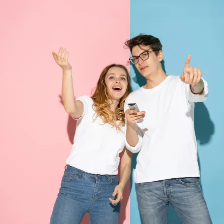 شاب وفتاة سعيدان 