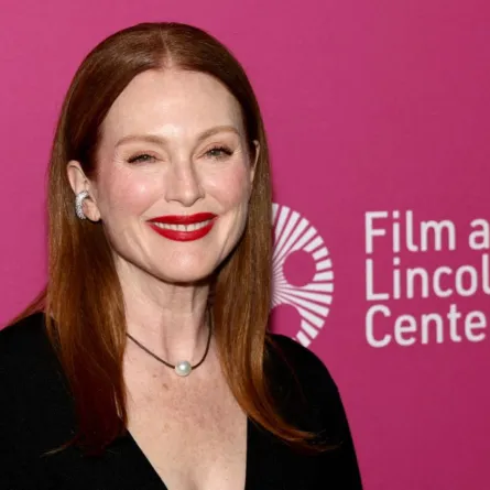 جوليان مور في قاعة أليس تالي، مركز لينكولن في مدينة نيويورك (Julianne Moore at Alice Tully Hall, Lincoln Center in New York City). مصدر الصورة: Arturo Holmes/Getty Images for FLC/AFP