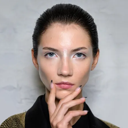 المكياج الفضي موضة رائجة تضفي لمسة ساحرة على إطلالتكِ في أجواء الاحتفالات