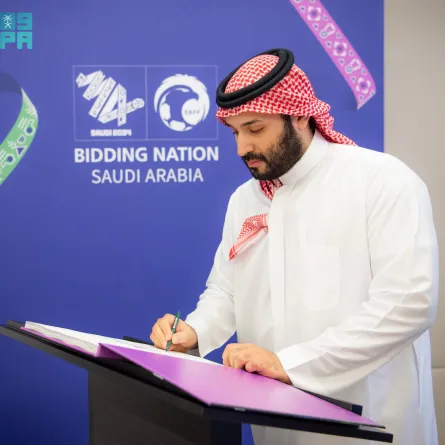 ولي العهد السعودي الأمير محمد بن سلمان خلال تسليم ملف ترشح كأس العالم 2034- الصورة من واس