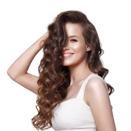 امرأة تتمتع بشعر صحي لاستخدامها ماء القرنبيط