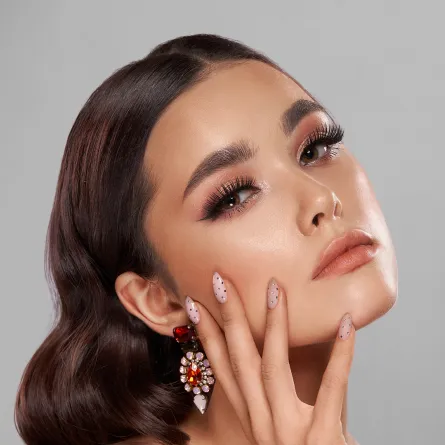 امرأة برموش طويلة وكثيفة