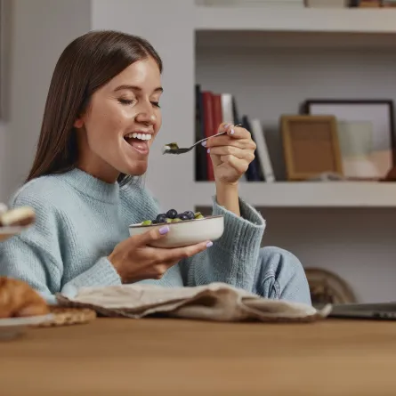 صورة لامرأة تتناول الطعام