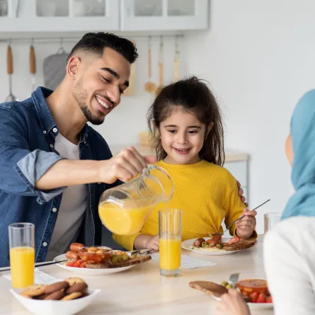 صورة لعائلة تتناول الطعام