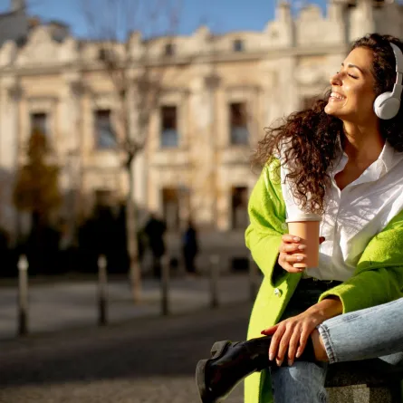 سائحة تستمع إلى الموسيقى في لحظات هادئة