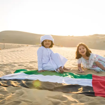صورة اليوم الوطني الإماراتي مع الأطفال
