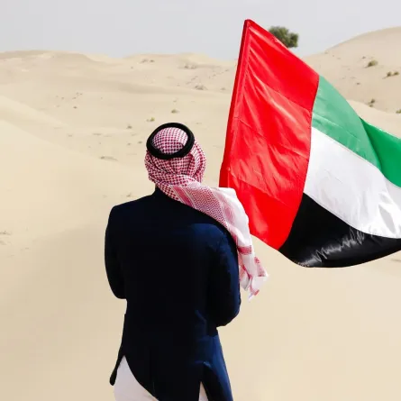 إماراتي يحمل علم الوطن