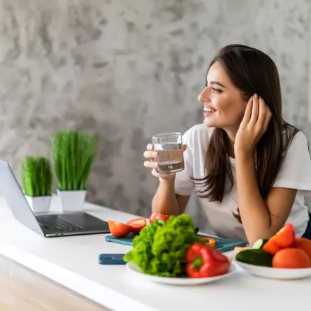 صورة تعبر عن حامل تهتم بتغذيتها