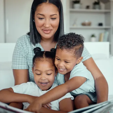 صورة أم تقرأ القصص