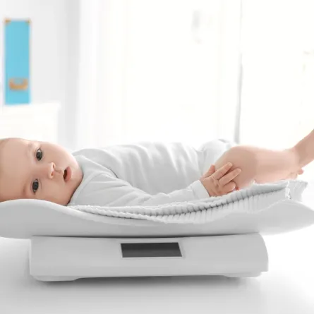 صورة لطفل فوق الميزان