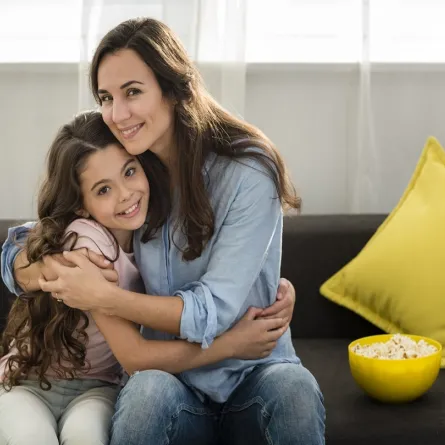 صورة لأم تحتضن طفلتها