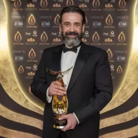 كريم عبد العزيز يُعلن موعد عرض أحدث أفلامه "الأرض السوداء"