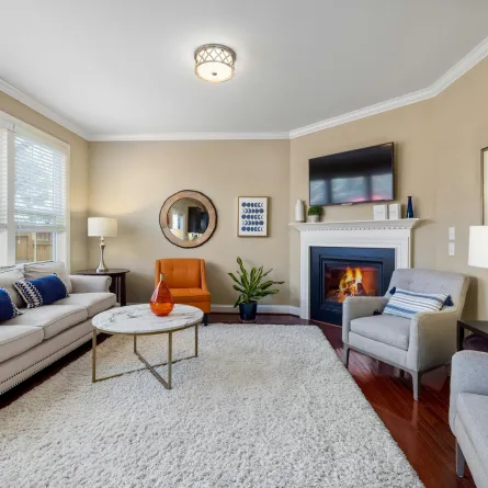 صالة معيشة، مع طاولة ذات سطح رخام في الوسط