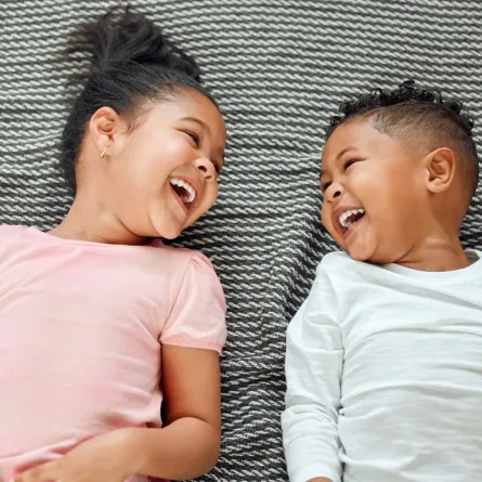 صورة طفلين يضحكان