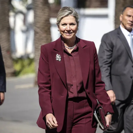 الملكة ماكسيما ترتدي بروشاً أنيقاً مع بدلة باللون العنابي 