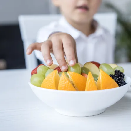 صورة طفل يتناول الفاكهة