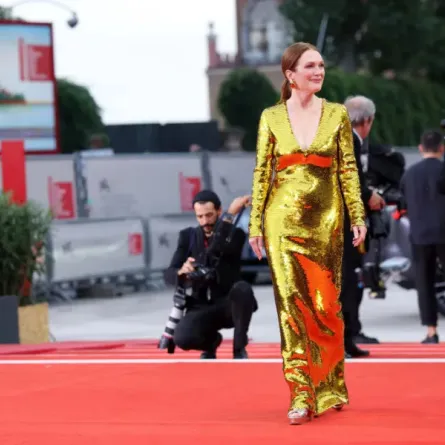 جوليان مور Julianne Moore في مهرجان فينيسيا السينمائي 81 (مصدر الصورة Vittorio Zunino Celotto/Getty Images)