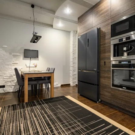 مطبخ خشبي مع سجادة