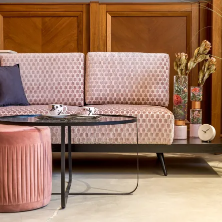 أريكة وردية اللون