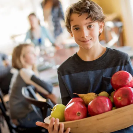 صورة طفل يمسك سلة الرمان