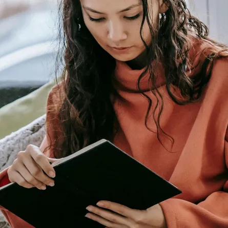 فتاة تقرأ أحد كتب تنمية الذات 