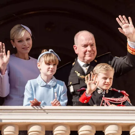 الأميرة شارلين والأمير جاك والأمير ألبرت الثاني والأميرة غابرييلا في موناكو (Princess Charlene, Prince Jacques, Prince Albert II and Princess Gabriella in Monaco). مصدر الصورة: Frederic DIDES / AFP