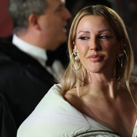 المغنية إيلي غولدينغ ترتدي أقراطاً مرصّعة باللؤلؤ 