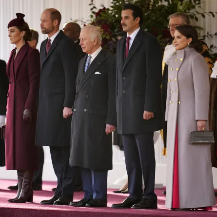 الملك تشارلز والأمير ويليام والأميرة كيت ميدلتون وأمير قطر الشيخ تميم بن حمد آل ثاني وزوجته الشيخة جواهر بنت حمد بن سحيم آل ثاني (King Charles, Prince William, Princess Kate Middleton, the Emir of Qatar, Sheikh Tamim bin Hamad Al Thani, and his wife, Sheikha Jawaher bint Hamad bin Suhaim Al Thani.). مصدر الصورة: Kin Cheung / POOL / AFP