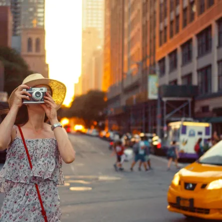 سائحة تلتقط صوراً في شوارع نيويورك