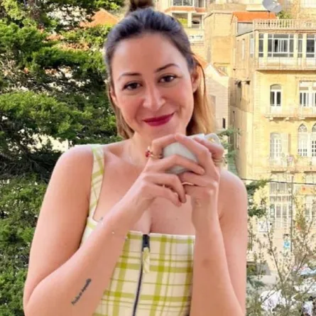 منة شلبي تحتفل بنجاح تجربتها المسرحية الأولى "شمس وقمر"