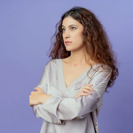  شابة تنظر بترقب تستعد لصد هجومها المتخيل من قبل الآخرين   