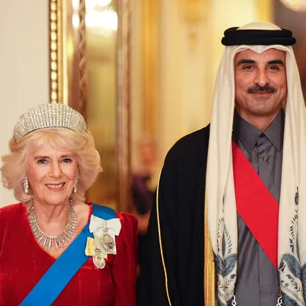 الملكة كاميلا ترتدي تاجاً مرصعاُ بالألماس من مجموعة حماتها الراحلة الملكة إليزابيث الثانية