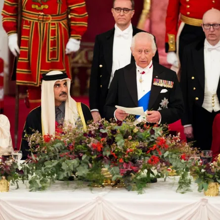 الملك تشارلز يلقي خطاباً بجوار الملكة كاميلا، وأمير قطر الشيخ تميم بن حمد آل ثاني والأميرة البريطانية آن ( King Charles delivers a speech alongside Queen Camilla, Emir of Qatar Sheikh Tamim bin Hamad Al Thani and Britain's Princess Anne). مصدر الصورة: Jordan Pettitt / POOL / AFP