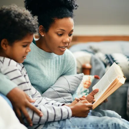 صورة لأم تحكي قصة لطفلها