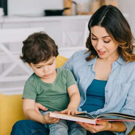 صورة القراءة لطفل مصاب بالتوحد