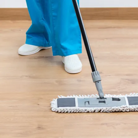 إزالة الغبار والأوساخ عن الأرضية 