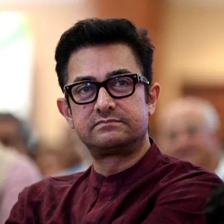 عامر خان في بورصة بومباي للأوراق المالية في مومباي (Aamir Khan at Bombay Stock Exchange (BSE) in Mumbai). مصدر الصورة: Sujit JAISWAL / AFP