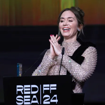 إيميلي بلانت في حفل افتتاح مهرجان البحر الأحمر السينمائي ( Emily Blunt at the opening ceremony of the Red Sea Film Festival).  صورة خاصة لـ سيدتي- تصوير: ثناء المحمد