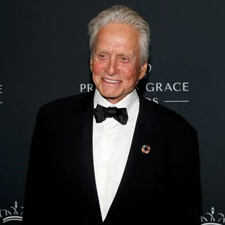 مايكل دوغلاس يحضر حفل توزيع جوائز الأميرة جريس في الذكرى الأربعين في مدينة نيويورك (Michael Douglas attends the Princess Grace Awards 40th Anniversary Gala in New York City). مصدر الصورة: Dominik Bindl/Getty Images/AFP