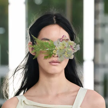 إيسيه مياكي ربيع 2025 Issey Miyake -الصورة  من Launchemtrics/Spotlight@