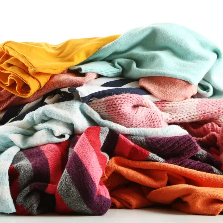 مجموعة من الملابس التي تحتاج إلى التنظيف