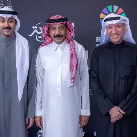 عبادي الجوهر يتوسط سالم الهندي وأحمد سالم الهندي -الصورة من حساب روتانا على الانستغرام