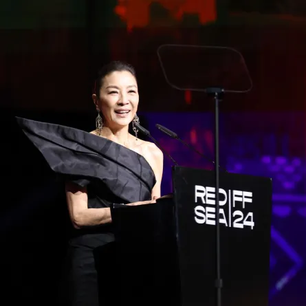 ميشيل يوه خلال حفل افتتاح مهرجان البحر الأحمر السينمائي الدولي 2024 في جدة، المملكة العربية السعودية (Michelle Yeoh during the Opening Ceremony at the Red Sea International Film Festival 2024 in Jeddah, Saudi Arabia). مدصر الصورة: Daniele Venturelli/Getty Images for The Red Sea International Film Festival