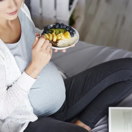 صورة لامرأة حامل تتناول الطعام