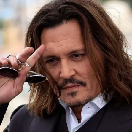 جوني ديب خلال الدورة الـ76 لمهرجان كان السينمائي في مدينة كان جنوب فرنسا (Johnny Depp during the 76th edition of the Cannes Film Festival in Cannes, southern France). مصدر الصورة: Valery HACHE / AFP