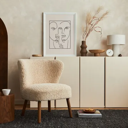 غرفة معيشة تتضمن عناصر خشبية