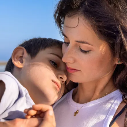 صورة أم تضم ابنها 