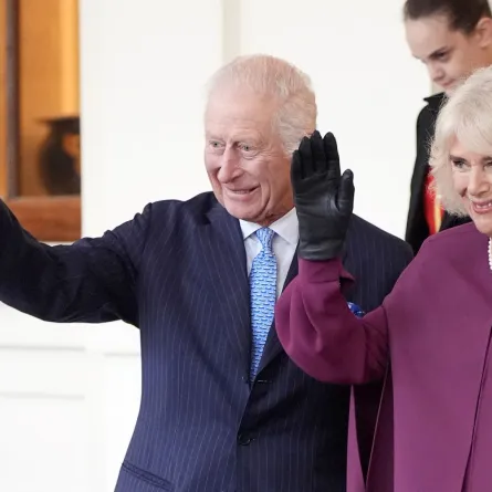 الملك تشارلز والملكة كاميلا في قصر باكنغهام في وسط لندن (King Charles and Queen Camilla at Buckingham Palace in central London). مصدر الصورة: Aaron Chown / POOL / AFP