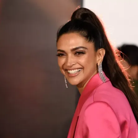 ممثلة بوليوود ديبيكا بادوكون تقف لالتقاط الصور أثناء إطلاق أغنية فيلمها الكوميدي الهندي باللغة الهندية "Cirkus" في مومباي. Bollywood actress Deepika Padukone poses for pictures during the song launch of her  Indian Hindi-language period comedy film ‘Cirkus’ in Mumbai- مصدر الصورة:  SUJIT JAISWAL / AFP